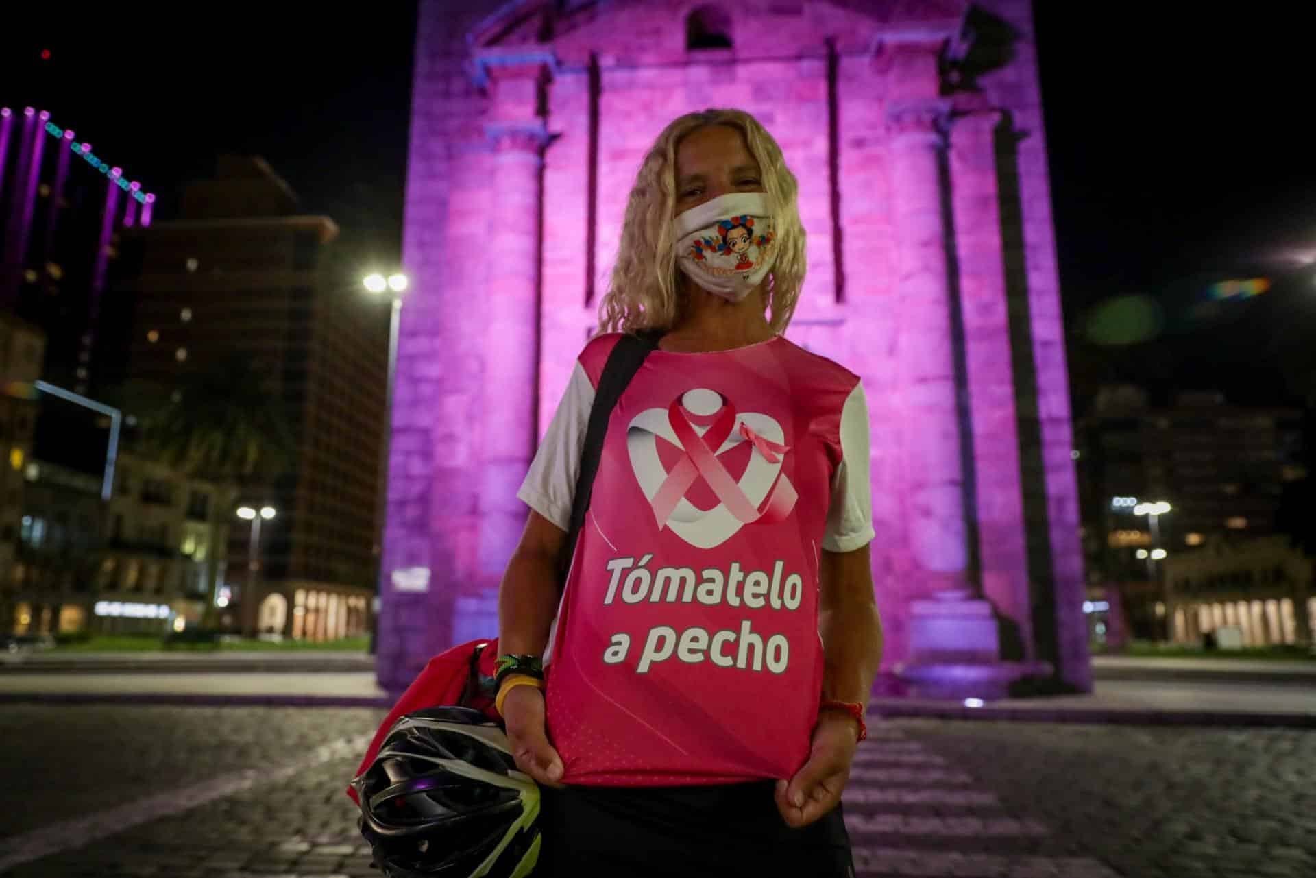 Fotografía de archivo de una mujer durante el acto inaugural del mes internacional de prevención del cáncer de mama, el 5 de octubre de 2021, en Montevideo (Uruguay). EFE/Raúl Martínez