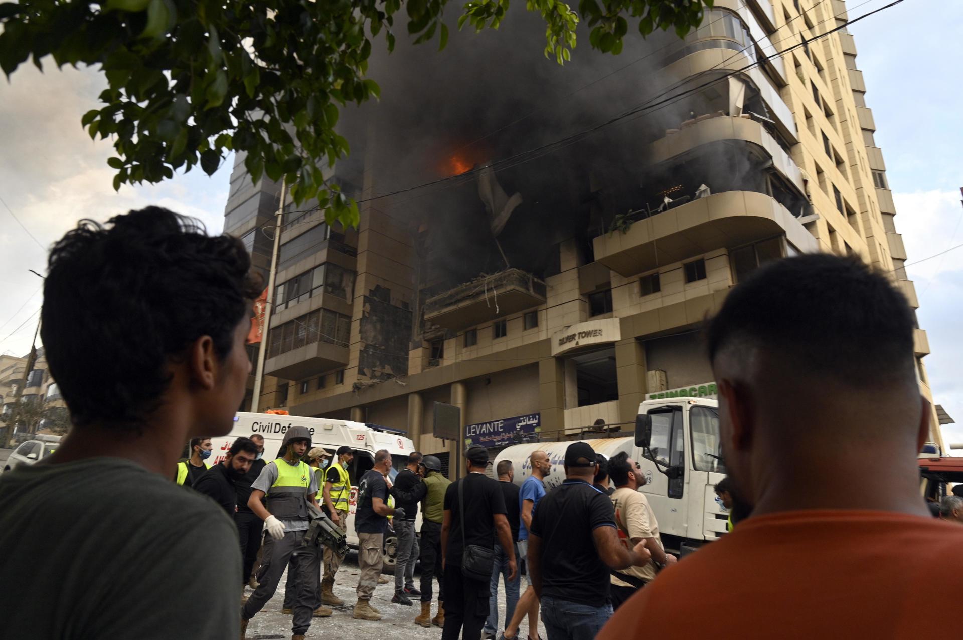 El humo se eleva desde un edificio tras un ataque militar israelí en los suburbios del sur de Beirut, Líbano, el 1 de octubre de 2024. EFE/WAEL HAMZEH