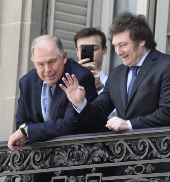 Fotografía de archivo del 9 de diciembre de 2023 del presidente de Argentina, Javier Milei (d), junto a Gerardo Werthein, desde un balcón del Palacio San Martín en la sede de la Cancillería Argentina, en Buenos Aires (Argentina). EFE/ Matías Campaya