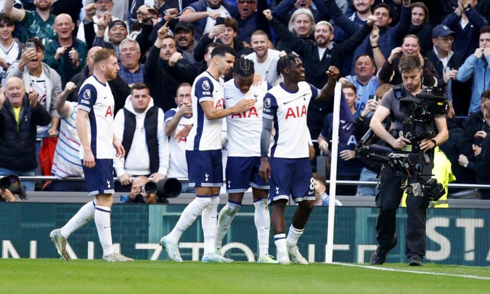 El jugador del Tottenham Yves Bissouma (d) celebra el 2-1 durante el partido de la Premier League que han jugado Tottenham Hotspur y West Ham United, en Londres, Reino Unido. EFE/EPA/DAVID CLIFF