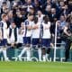 El jugador del Tottenham Yves Bissouma (d) celebra el 2-1 durante el partido de la Premier League que han jugado Tottenham Hotspur y West Ham United, en Londres, Reino Unido. EFE/EPA/DAVID CLIFF