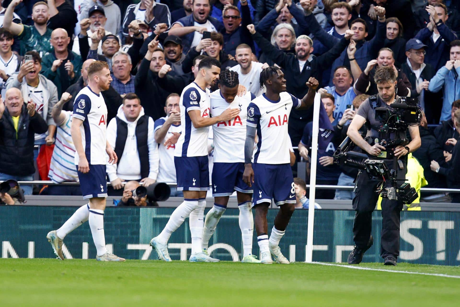 El jugador del Tottenham Yves Bissouma (d) celebra el 2-1 durante el partido de la Premier League que han jugado Tottenham Hotspur y West Ham United, en Londres, Reino Unido. EFE/EPA/DAVID CLIFF