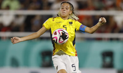 La ecuatoriana Fiorella Pico domina el balón durante el partido del Mundial sub-17 que su selección ganó este miércoles por 0-2 a la de República Dominicana en el estadio Cibao, de Santiago de los Caballeros. EFE/ Diana Sánchez