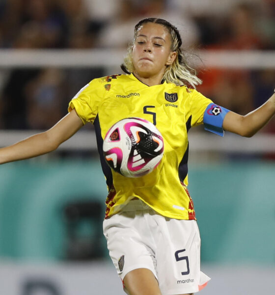 La ecuatoriana Fiorella Pico domina el balón durante el partido del Mundial sub-17 que su selección ganó este miércoles por 0-2 a la de República Dominicana en el estadio Cibao, de Santiago de los Caballeros. EFE/ Diana Sánchez