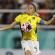 La ecuatoriana Fiorella Pico domina el balón durante el partido del Mundial sub-17 que su selección ganó este miércoles por 0-2 a la de República Dominicana en el estadio Cibao, de Santiago de los Caballeros. EFE/ Diana Sánchez