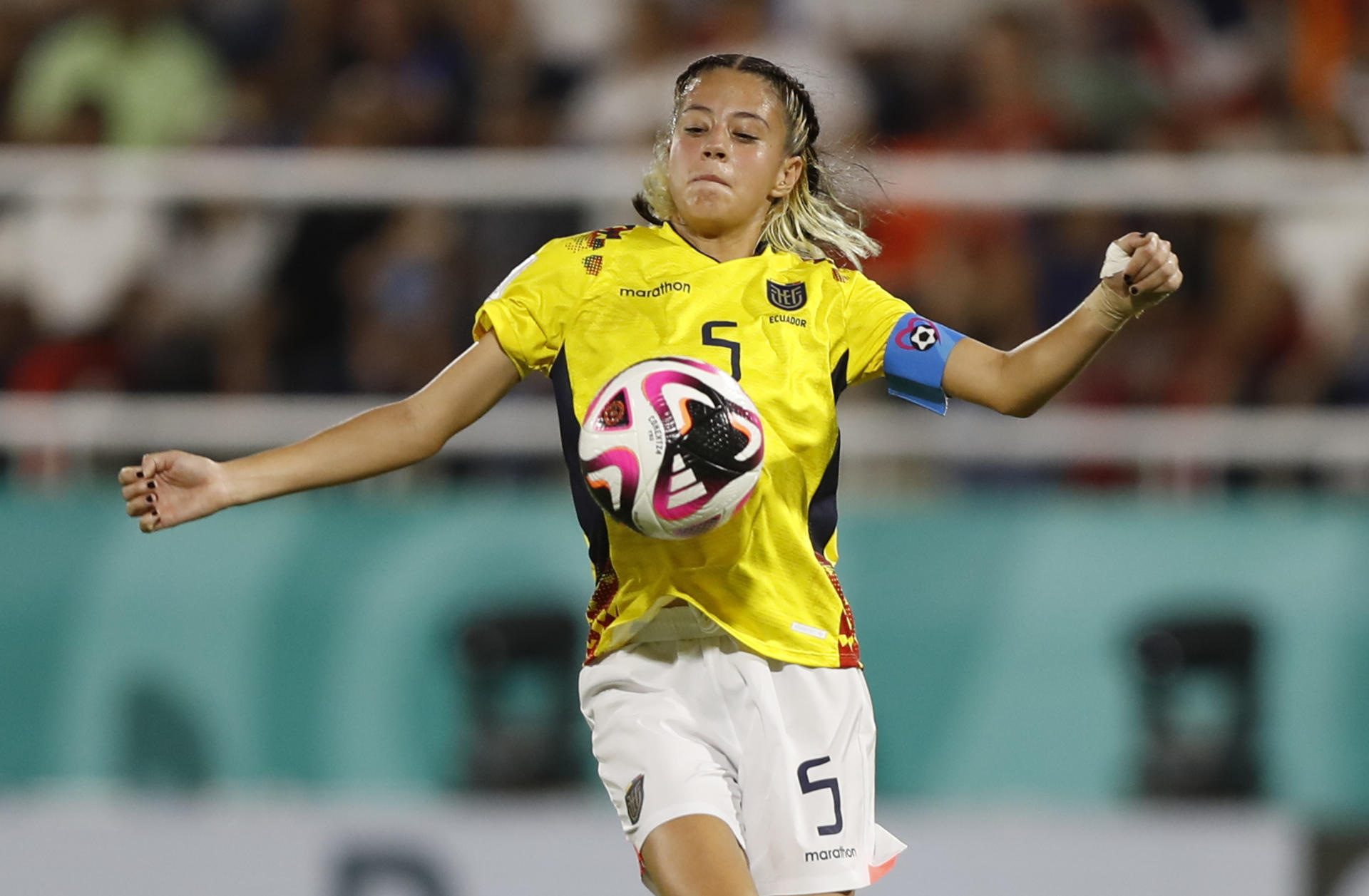 La ecuatoriana Fiorella Pico domina el balón durante el partido del Mundial sub-17 que su selección ganó este miércoles por 0-2 a la de República Dominicana en el estadio Cibao, de Santiago de los Caballeros. EFE/ Diana Sánchez