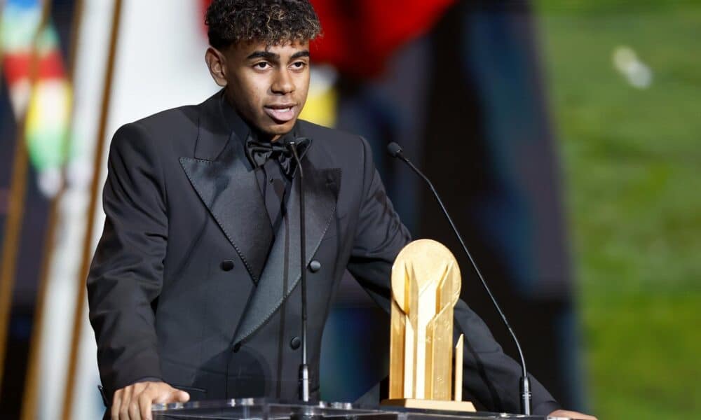 El delantero del Barcelona y de la selección española Lamine Yamal pronuncia su discurso tras recibir el Trofeo Kopa al mejor jugador menor de 21 años en la ceremonia del Balón de Oro 2024 en el Teatro du Chatelet en París, Francia, el 28 de octubre de 2024. EFE/EPA/MOHAMMED BADRA