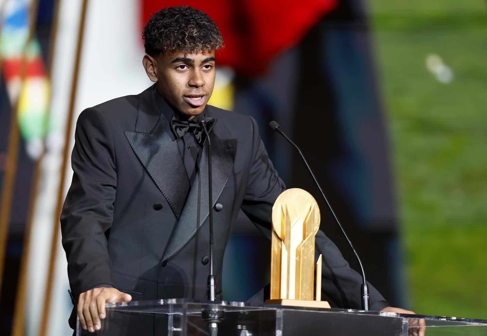 El delantero del Barcelona y de la selección española Lamine Yamal pronuncia su discurso tras recibir el Trofeo Kopa al mejor jugador menor de 21 años en la ceremonia del Balón de Oro 2024 en el Teatro du Chatelet en París, Francia, el 28 de octubre de 2024. EFE/EPA/MOHAMMED BADRA