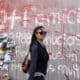 Una mujer camina frente a un muro pintado con un grafiti en contra de los feminicidios este 9 de octubre de 2024 en Tegucigalpa (Honduras). EFE/STR