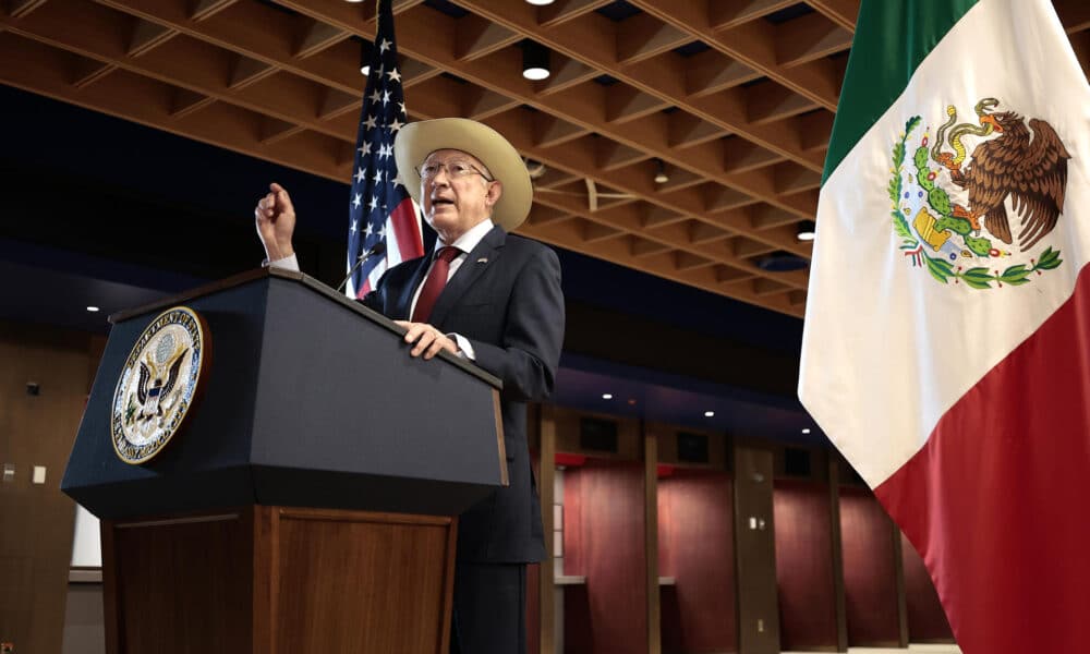 El embajador de Estados Unidos en México, Ken Salazar, habla durante una conferencia de prensa este martes, en la Ciudad de México (México). EFE/José Méndez