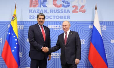 Fotografía cedida por prensa Miraflores del presidente de Venezuela, Nicolás Maduro (i), saludando al presidente de Rusia, Vladimir Putin, durante la cumbre de los BRICS este miércoles, en Kazan (Rusia). EFE/ PRENSA MIRAFLORES