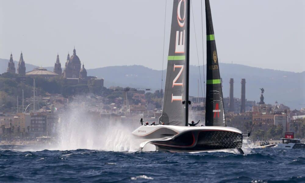 El INEOS Britannia (GBR), durante la sexta jornada (mangas 10 y11), de la final de la Copa Louis Vuitton (6-4), contra el Prada Luna Rossa Pirelli (ITA), regata en la que ganó el barco británico por lo que se enfrentarán en la final al Emirates Team New Zealand por la Copa del América. EFE/ Toni Albir