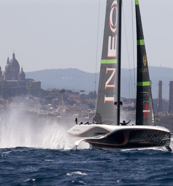 El INEOS Britannia (GBR), durante la sexta jornada (mangas 10 y11), de la final de la Copa Louis Vuitton (6-4), contra el Prada Luna Rossa Pirelli (ITA), regata en la que ganó el barco británico por lo que se enfrentarán en la final al Emirates Team New Zealand por la Copa del América. EFE/ Toni Albir