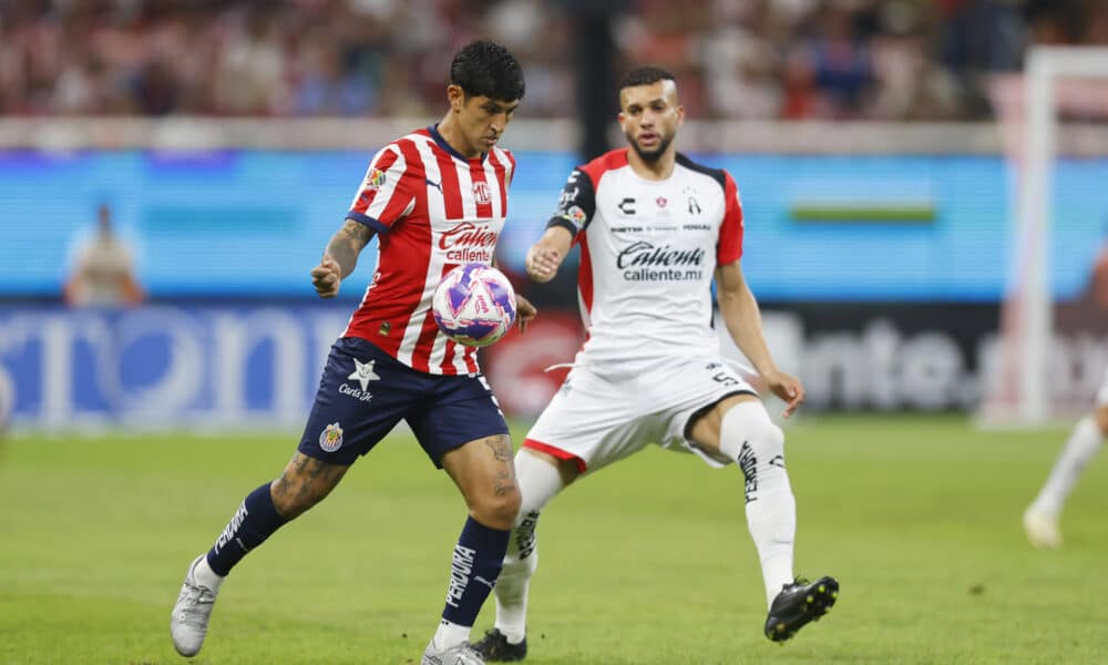 Imagen de archivo de Víctor Guzmán (i) del Guadalajara, quien disputa el balón con Matheus Doria (d) de Atlas. EFE/ Francisco Guasco