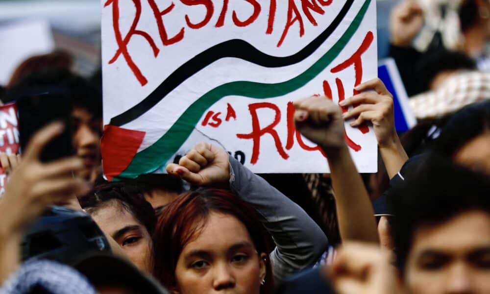 Manifestantes sostienen carteles durante una manifestación de protesta contra Estados Unidos e Israel y en solidaridad con el pueblo palestino, cerca de la embajada de Estados Unidos en Manila, Filipinas, el 05 de septiembre de 2024. 
 EFE/EPA/FRANCIS R. MALASIG