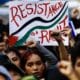 Manifestantes sostienen carteles durante una manifestación de protesta contra Estados Unidos e Israel y en solidaridad con el pueblo palestino, cerca de la embajada de Estados Unidos en Manila, Filipinas, el 05 de septiembre de 2024. 
 EFE/EPA/FRANCIS R. MALASIG