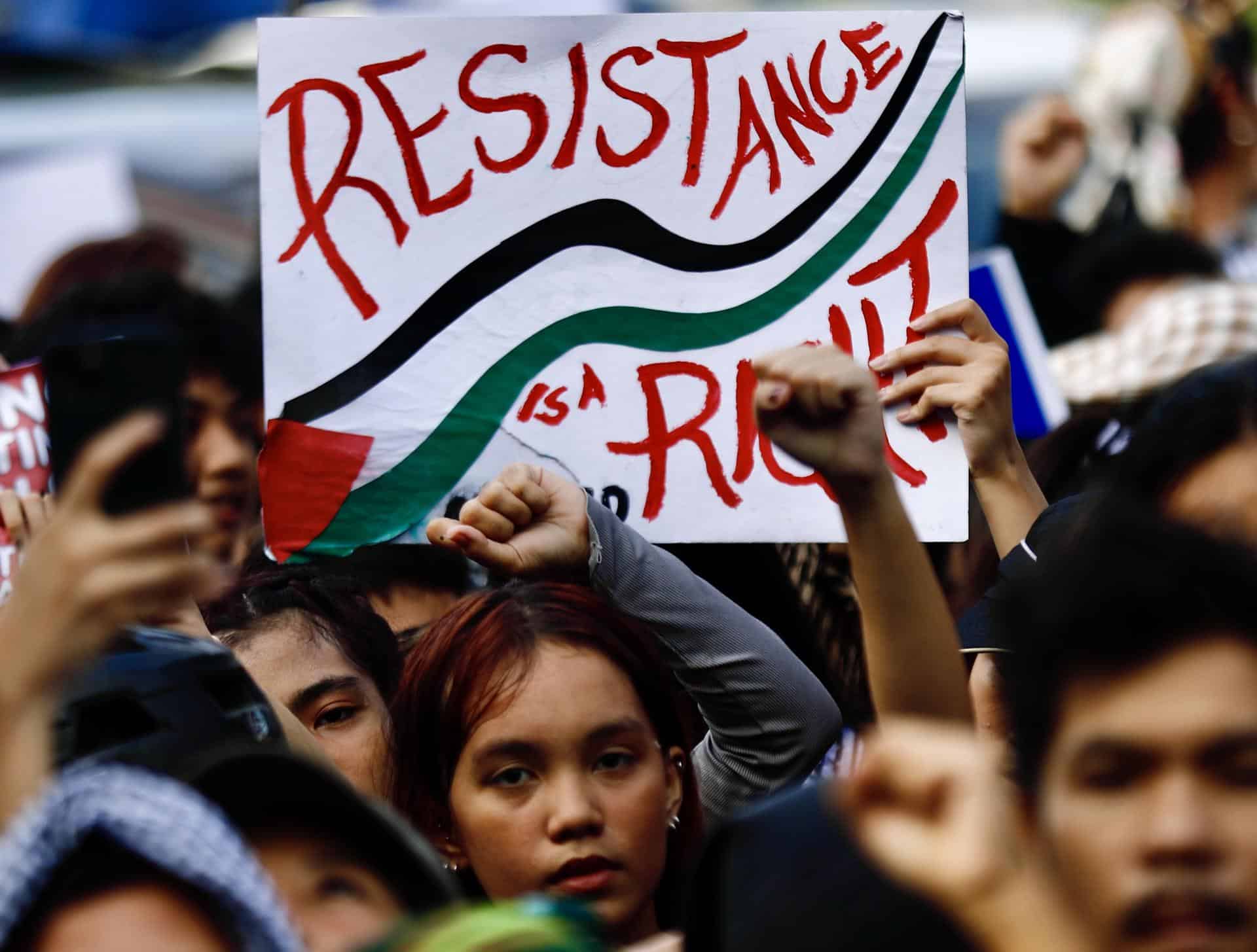 Manifestantes sostienen carteles durante una manifestación de protesta contra Estados Unidos e Israel y en solidaridad con el pueblo palestino, cerca de la embajada de Estados Unidos en Manila, Filipinas, el 05 de septiembre de 2024. 
 EFE/EPA/FRANCIS R. MALASIG