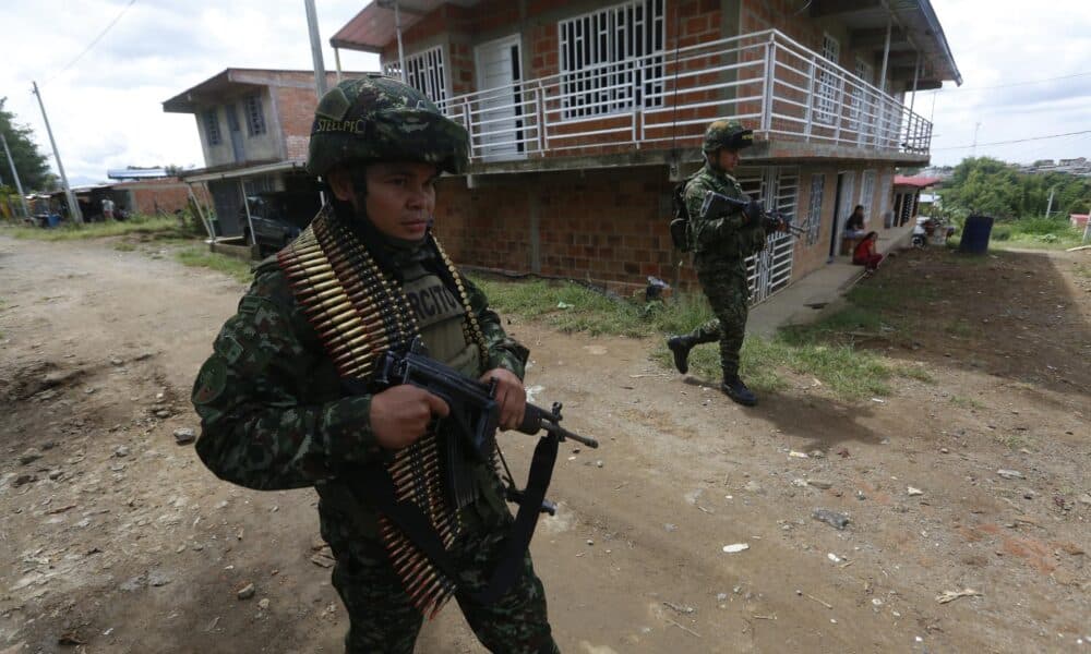 Fotografía de archivo que muestra a militares patrullando un sector rural del departamento colombiano del Cauca. EFE/ Ernesto Guzmán