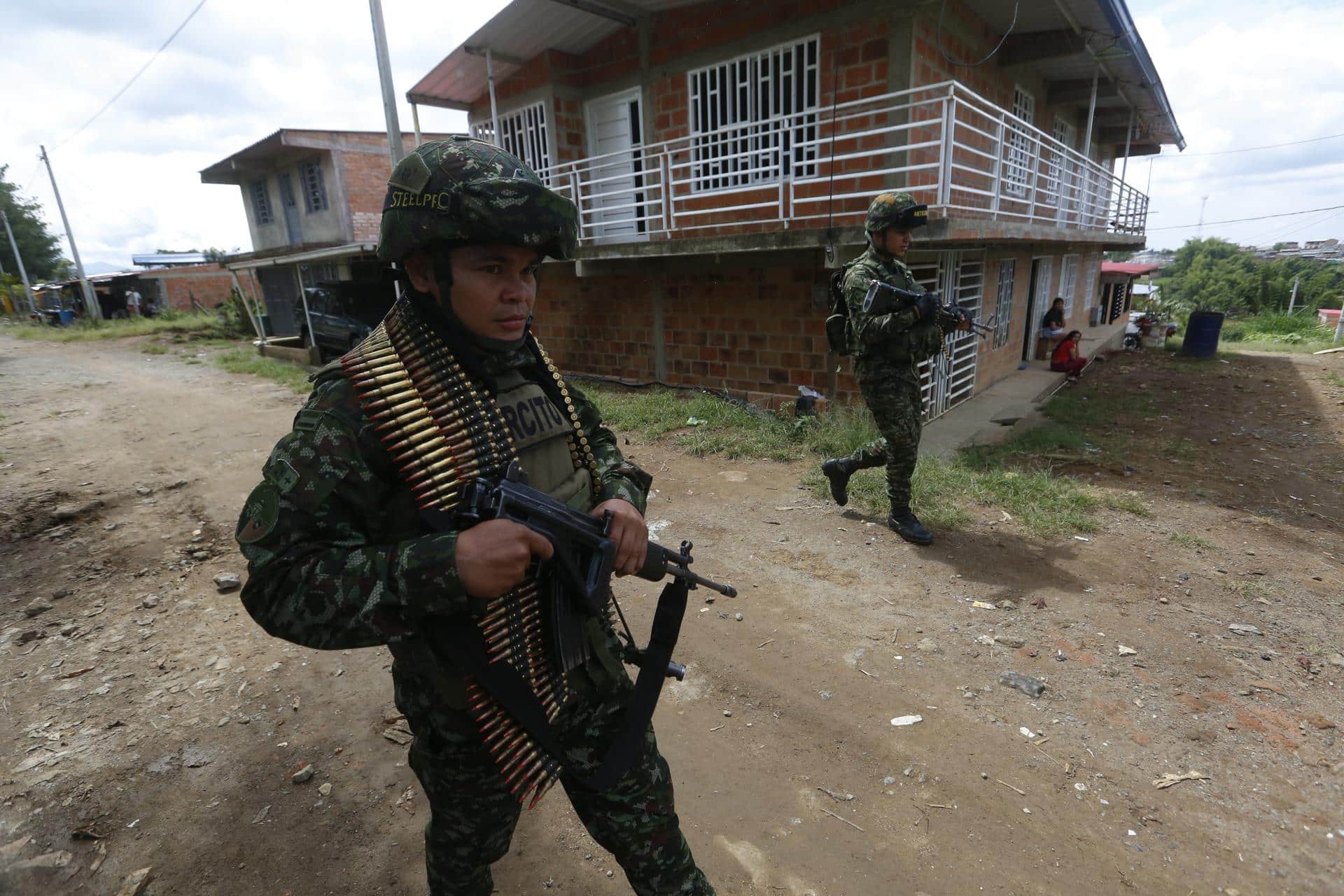 Fotografía de archivo que muestra a militares patrullando un sector rural del departamento colombiano del Cauca. EFE/ Ernesto Guzmán