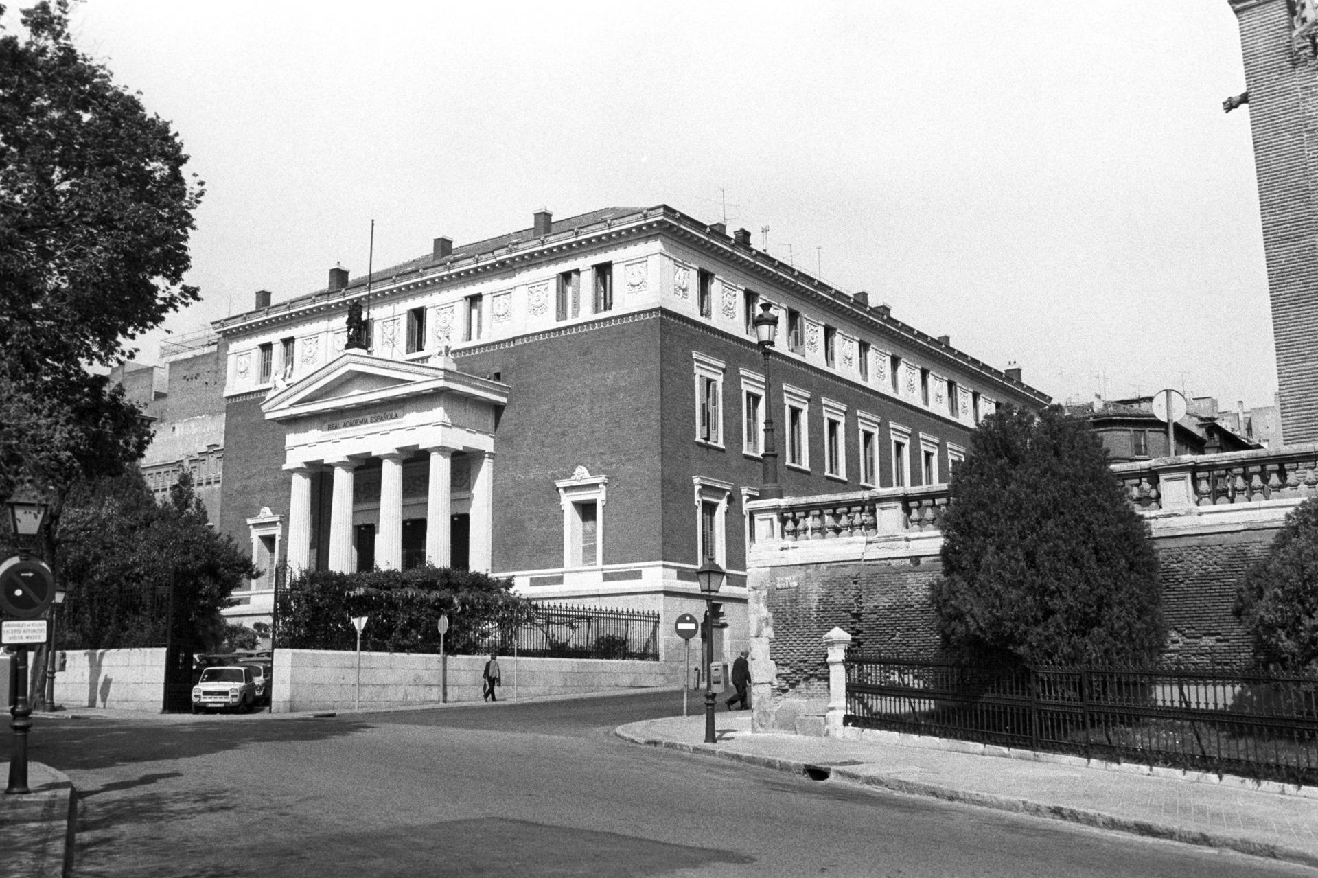 Vista general del edificio que alberga la Real Academia Española (RAE), ubicado en la calle Felipe IV de Madrid. EFE/Archivo.