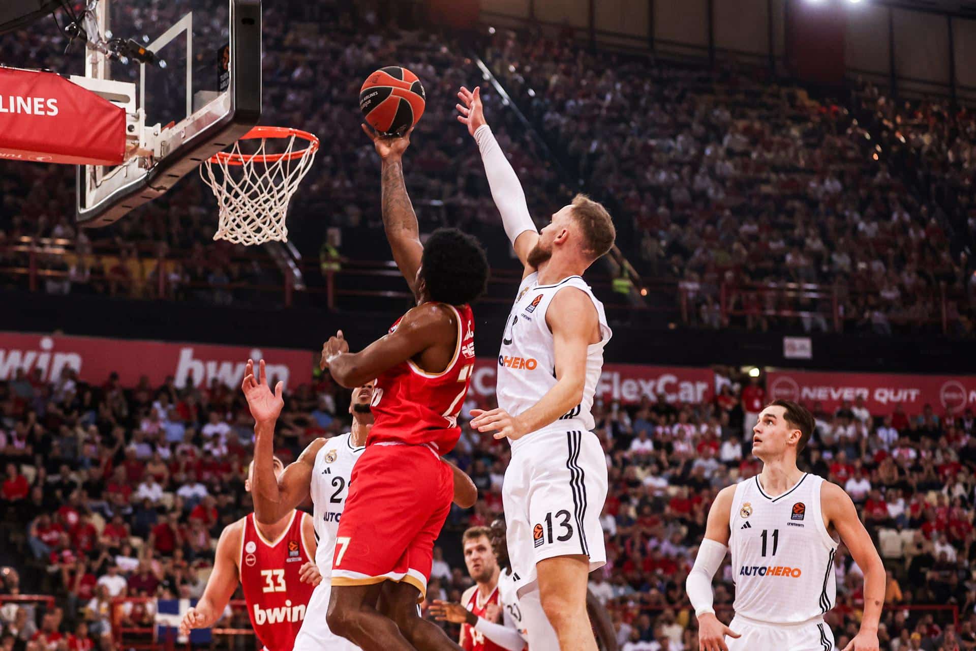 El Real Madrid sigue evidenciando serios problemas cuando le toca jugar lejos de su público y este martes cosechó una nueva derrota a domicilio, esta en la pista del Olympiacos griego en la Euroliga (79-69), tras un duelo en el que se desinfló en los últimos diez minutos. EFE/EPA/Georgia Panagopoulou