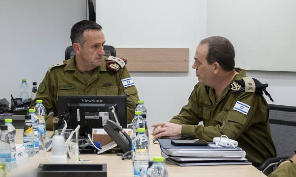 El Jefe del Estado Mayor de las Fuerzas de Defensa de Israel Herzi Halevi (i) evalúa la situación en Israel tras el ataque de Irán con misiles y el atentado en el que dos terroristas la emprendieron a tiros con la gente que estaba esperando el tren ligero en Tel Aviv. EFE/Ministerio Defensa Israel