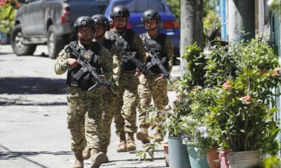 Soldados patrullan la colonia 10 de Octubre este lunes en San Marcos (El Salvador). Un grupo de 2.500 elementos de la Fuerza Armada y de la Policía Nacional fueron desplegados la madrugada de este lunes en una colonia populosa de El Salvador para implementar un "cerco de seguridad" por la presencia de pandillas, anunció en X el presidente Nayib Bukele. EFE/Rodrigo Sura