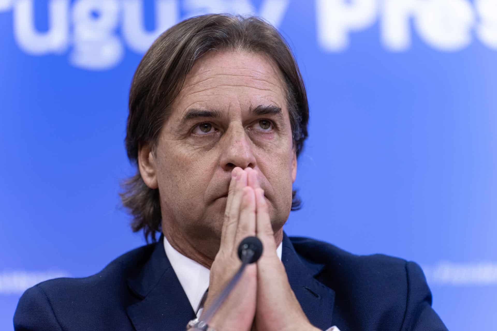 Fotografía de archivo del 1 de octubre de 2024 del presidente de Uruguay, Luis Lacalle Pou, reaccionando durante una conferencia de prensa en Montevideo (Uruguay).EFE/ Meri Parrado