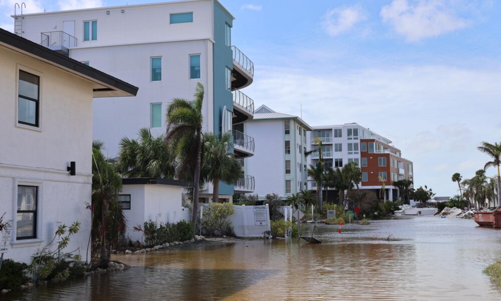 Fotografía de una calle inundada este jueves por el paso del huracán Milton en Sarasota, Florida (EE.UU.). EFE/Octavio Guzmán