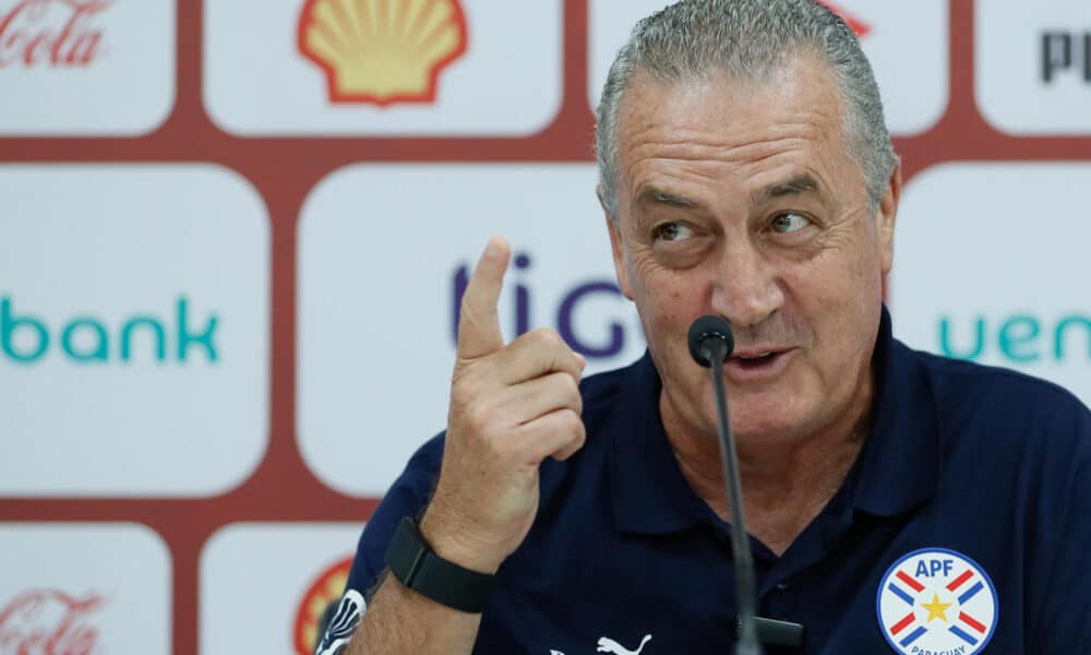 El seleccionador de Paraguay, el argentino Gustavo Alfaro, en una rueda de prensa en el Centro de Alto Rendimiento en Ypané previo al juego con Venezuela. EFE/ Juan Pablo Pino