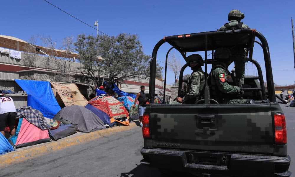 Soldados patrullan mientras migrantes acampan en Ciudad Juárez en el estado de Chihuahua (México). Archivo. EFE/ Luis Torres