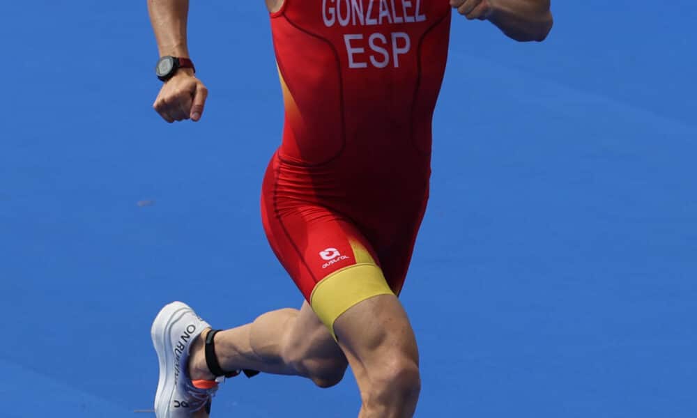 El triatleta español Alberto González, en una imagen de archivo, al cruzar la meta en la prueba de triatlón masculino de los Juegos Olímpicos de París 2024. EFE/ Miguel Gutiérrez