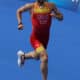 El triatleta español Alberto González, en una imagen de archivo, al cruzar la meta en la prueba de triatlón masculino de los Juegos Olímpicos de París 2024. EFE/ Miguel Gutiérrez