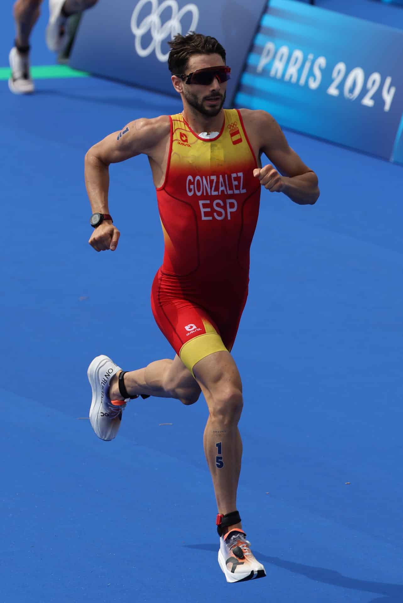 El triatleta español Alberto González, en una imagen de archivo, al cruzar la meta en la prueba de triatlón masculino de los Juegos Olímpicos de París 2024. EFE/ Miguel Gutiérrez