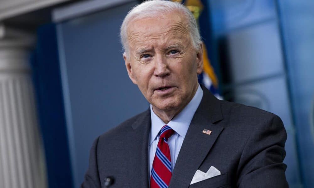 El presidente de Estados Unidos, Joe Biden, responde a una pregunta de los medios de comunicación durante la rueda de prensa diaria en la sala de prensa de la Casa Blanca, en Washington, DC, EE.UU.. EFE/EPA/Shawn Thew