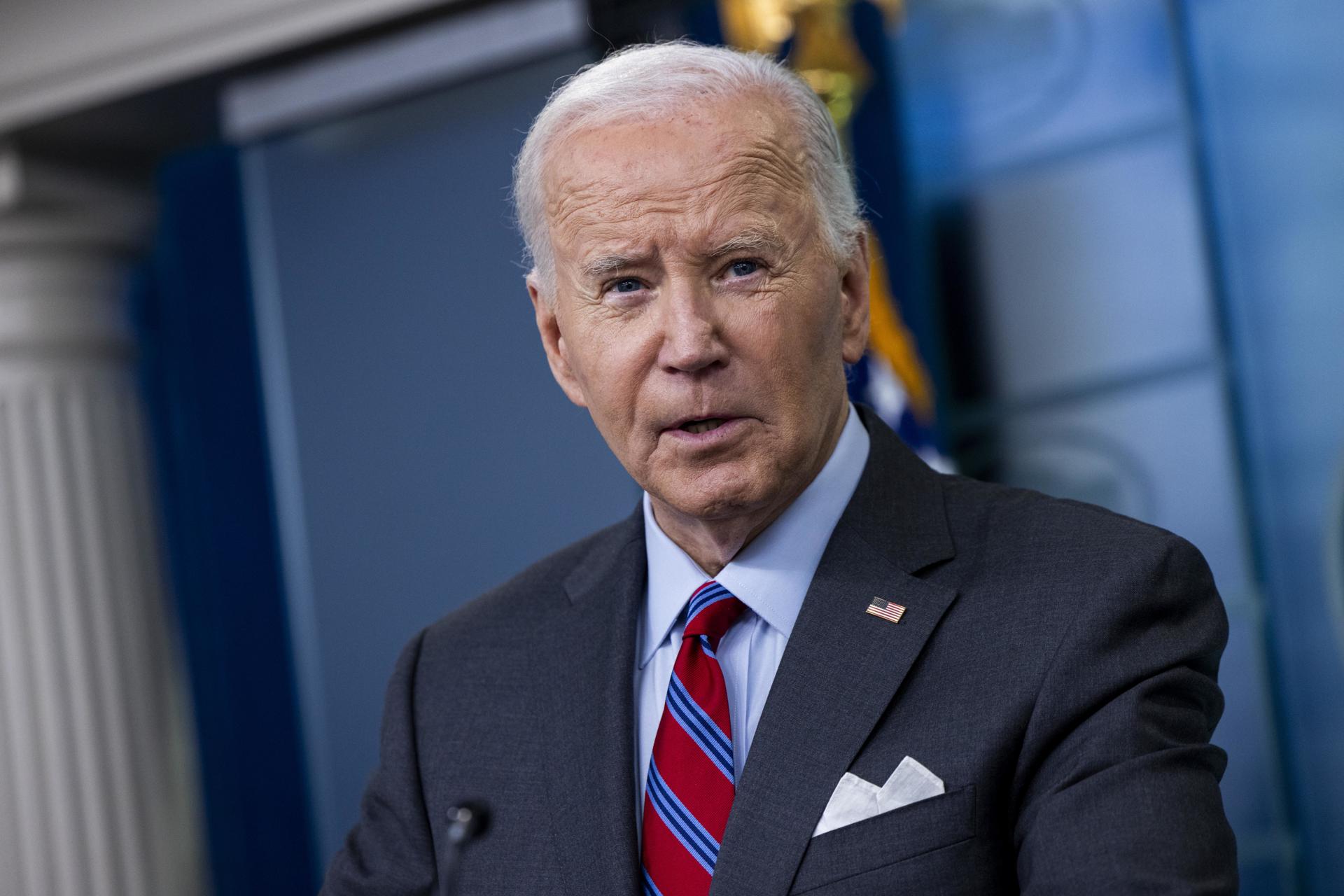 El presidente de Estados Unidos, Joe Biden, responde a una pregunta de los medios de comunicación durante la rueda de prensa diaria en la sala de prensa de la Casa Blanca, en Washington, DC, EE.UU.. EFE/EPA/Shawn Thew