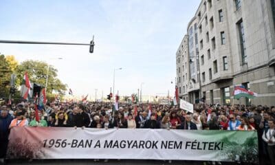 Los participantes llevan una pancarta que dice "¡En 1956 los húngaros no tenían miedo!" durante una conmemoración organizada por el Partido Respeto y Libertad, o Partido Tisza, del 68º aniversario del estallido de la revolución húngara de 1956 en la plaza Bem Jozsef, en Budapest, Hungría, el 23 de octubre de 2024. El levantamiento húngaro contra el régimen comunista y la Unión Soviética comenzó el 23 de octubre de 1956 y duró hasta el 4 de noviembre, cuando las tropas soviéticas invadieron Hungría para detener la revolución. (Hungría) EFE/EPA/ZOLTAN BALOGH HUNGRÍA FUERA