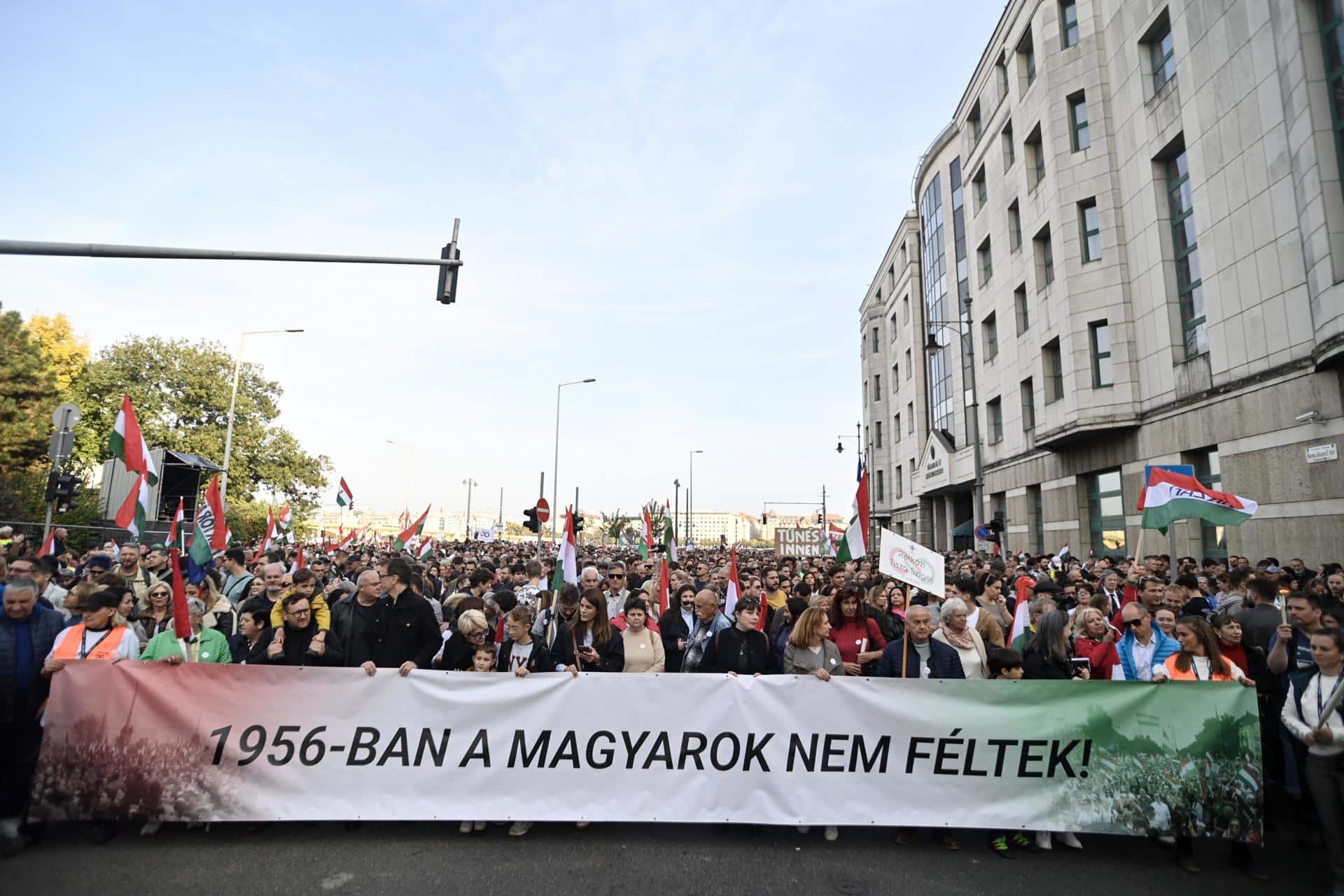 Los participantes llevan una pancarta que dice "¡En 1956 los húngaros no tenían miedo!" durante una conmemoración organizada por el Partido Respeto y Libertad, o Partido Tisza, del 68º aniversario del estallido de la revolución húngara de 1956 en la plaza Bem Jozsef, en Budapest, Hungría, el 23 de octubre de 2024. El levantamiento húngaro contra el régimen comunista y la Unión Soviética comenzó el 23 de octubre de 1956 y duró hasta el 4 de noviembre, cuando las tropas soviéticas invadieron Hungría para detener la revolución. (Hungría) EFE/EPA/ZOLTAN BALOGH HUNGRÍA FUERA