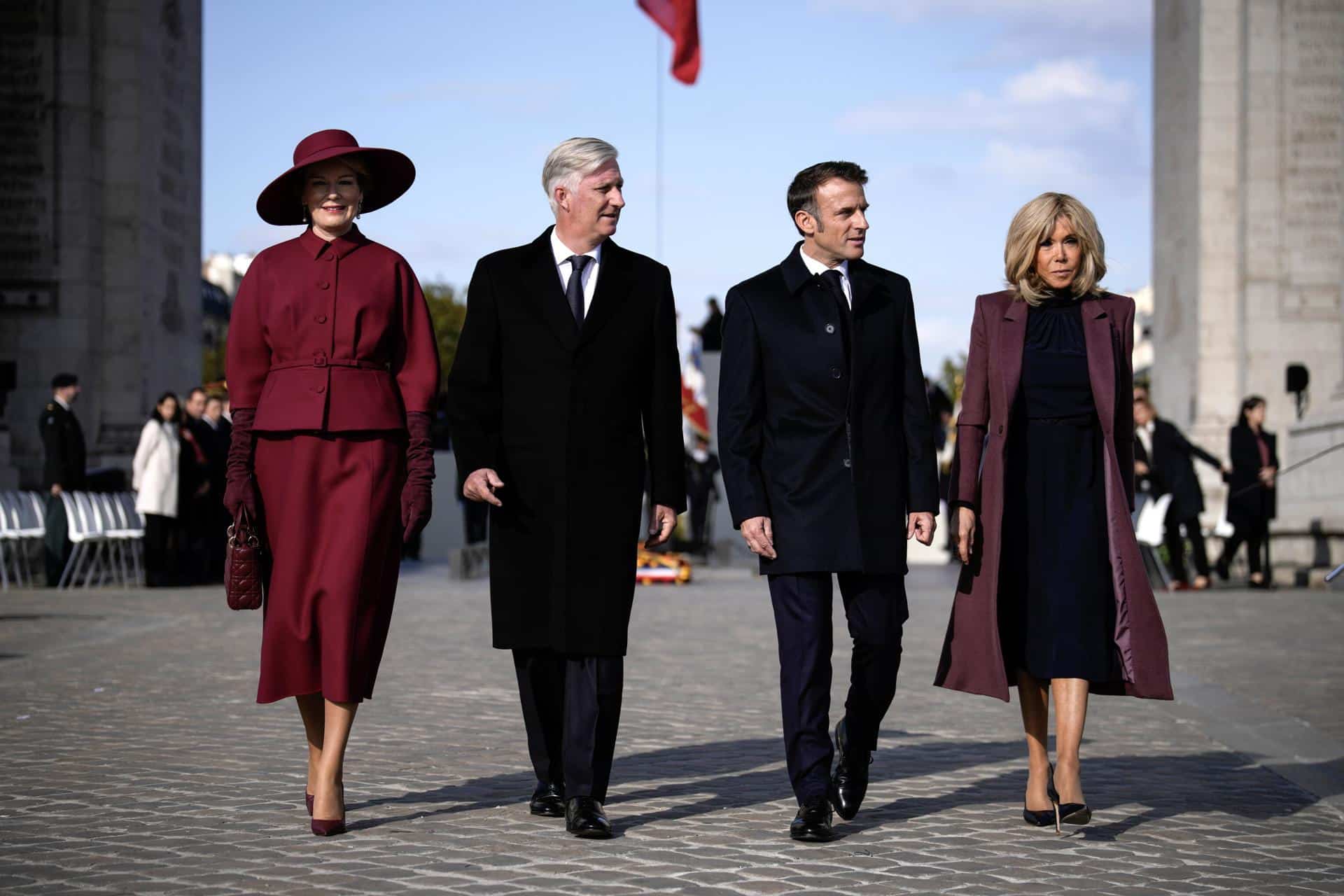 El presidente francés, Emmanuel Macron (2-d), su esposa Brigitte (d), el rey Felipe de Bélgica (2-i) y la reina Matilde (i) asisten a una ceremonia en el Arco del Triunfo, en París, Francia, el 14 de octubre de 2024. EFE/EPA/LOUIS DELMOTTE/POOL MAXPPP FUERA