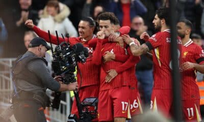 Curtis Jones del Liverpool celebra el 2-1 contra el Chelsea. EFE/EPA/ADAM VAUGHAN