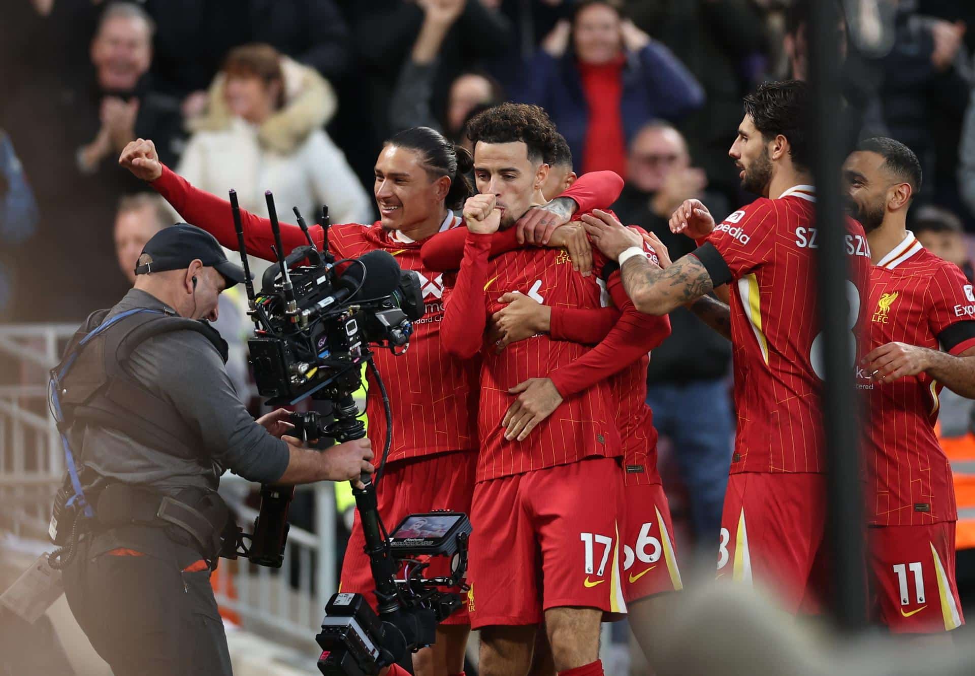 Curtis Jones del Liverpool celebra el 2-1 contra el Chelsea. EFE/EPA/ADAM VAUGHAN