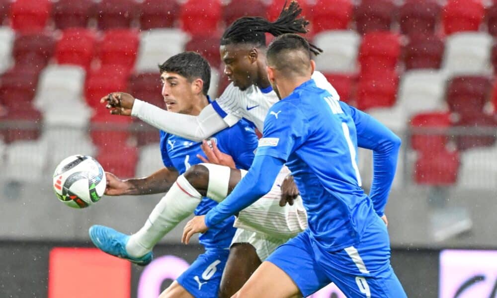 Eduardo Camavinga, entre Tai Baribo y Omri Gandelman. EFE/EPA/Tibor Illyes.