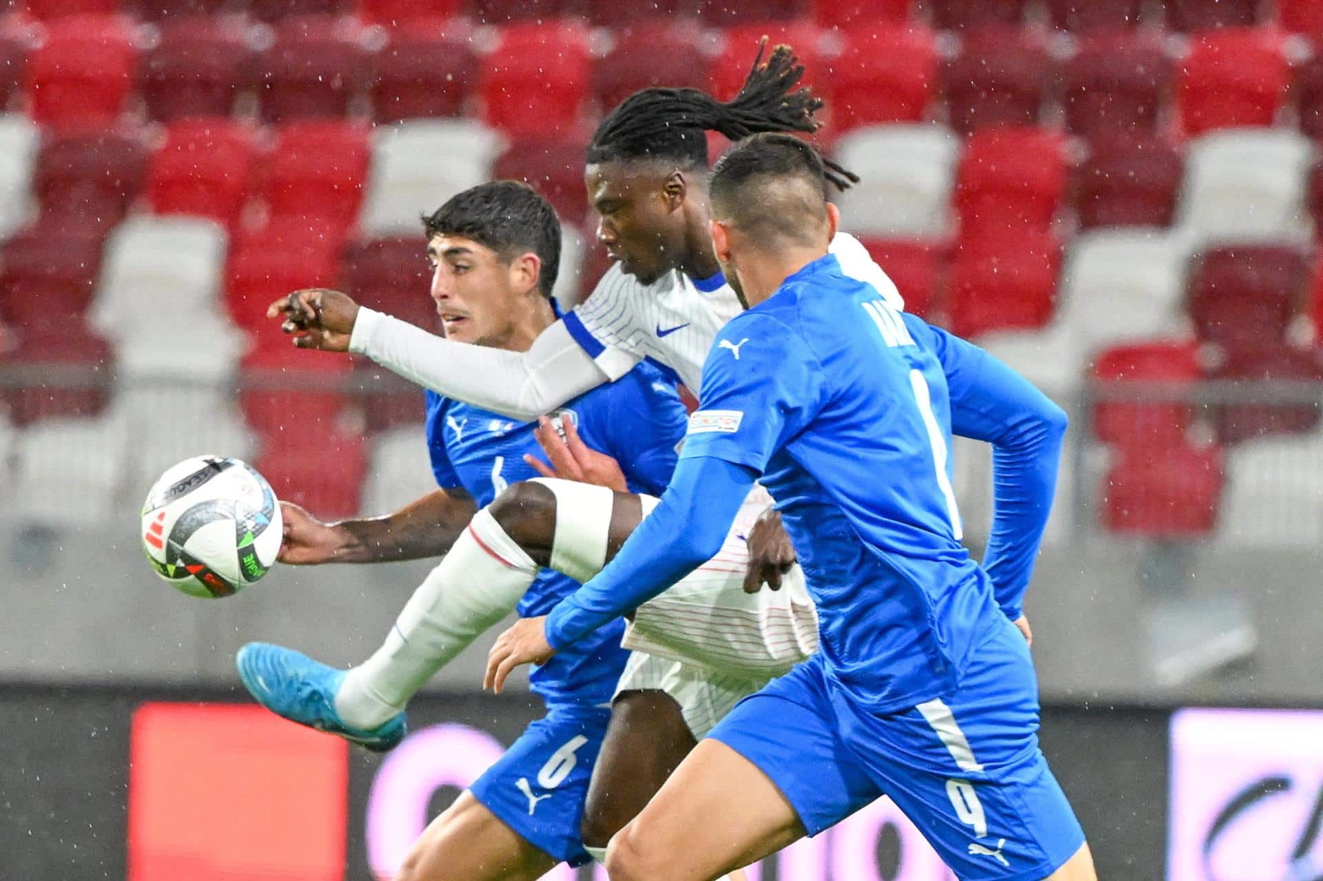 Eduardo Camavinga, entre Tai Baribo y Omri Gandelman. EFE/EPA/Tibor Illyes.