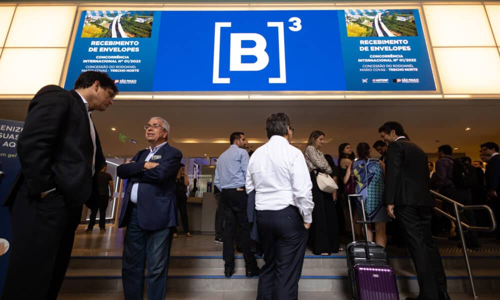 Foto de archivo de personas llegando a la sede de la B3, la Bolsa de Valores de Sao Paulo (Brasil). EFE/Isaac Fontana