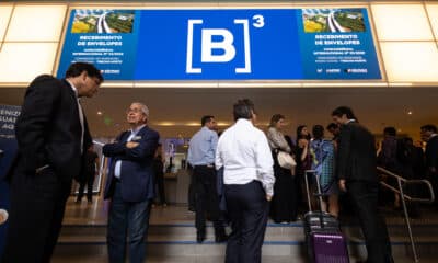 Foto de archivo de personas llegando a la sede de la B3, la Bolsa de Valores de Sao Paulo (Brasil). EFE/Isaac Fontana