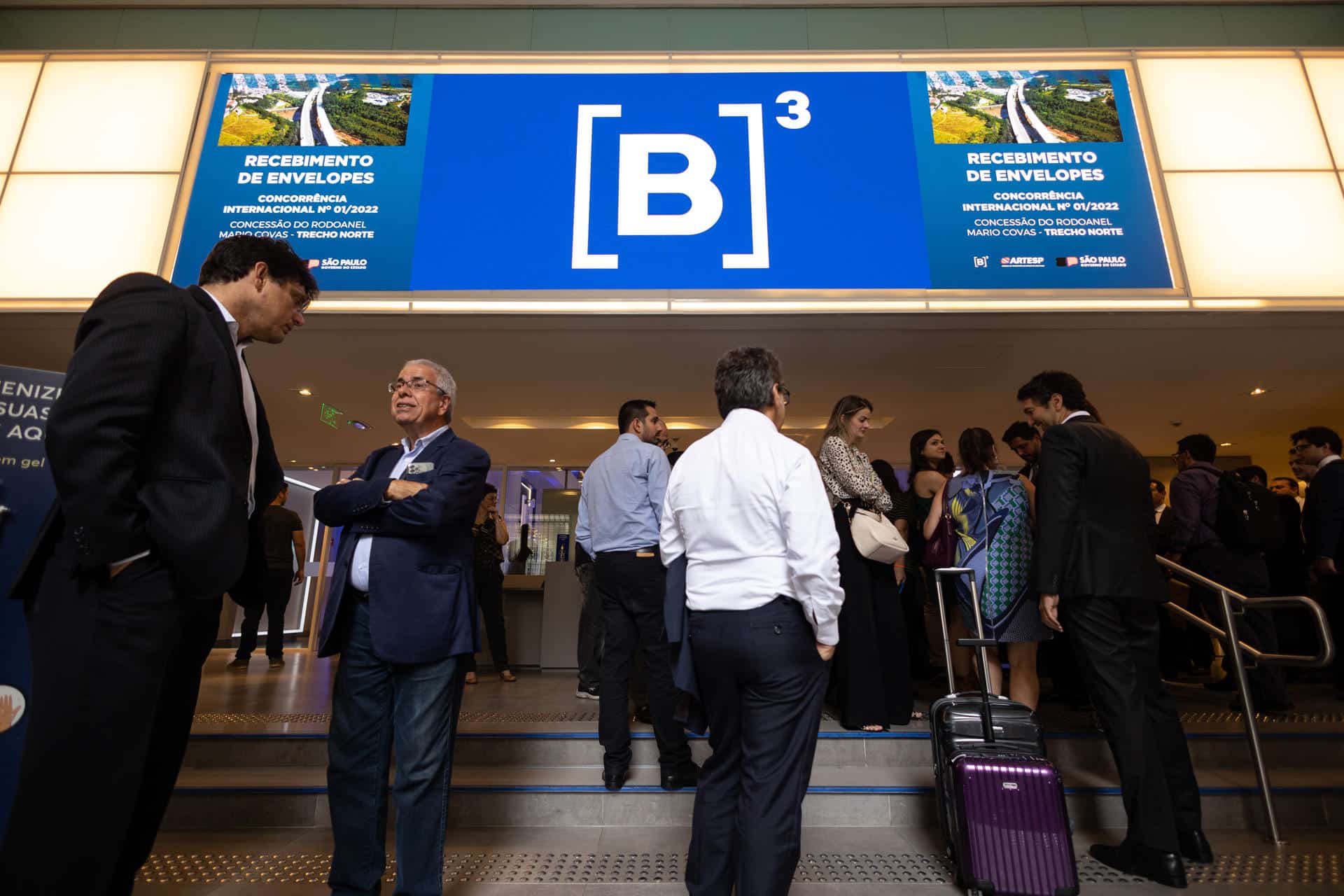 Foto de archivo de personas llegando a la sede de la B3, la Bolsa de Valores de Sao Paulo (Brasil). EFE/Isaac Fontana