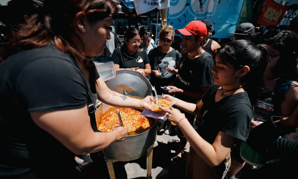 Organizaciones sociales reparten comida frente a la estación Plaza Constitución, una de las siete estaciones centrales de transporte de la ciudad, cerraba debido a una huelga este miércoles en Buenos Aires (Argentina). EFE/ Juan Ignacio Roncoroni