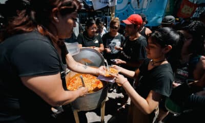 Organizaciones sociales reparten comida frente a la estación Plaza Constitución, una de las siete estaciones centrales de transporte de la ciudad, cerraba debido a una huelga este miércoles en Buenos Aires (Argentina). EFE/ Juan Ignacio Roncoroni