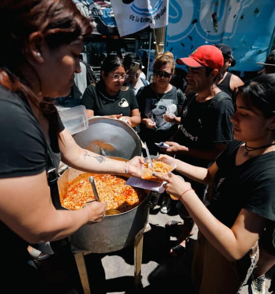 Organizaciones sociales reparten comida frente a la estación Plaza Constitución, una de las siete estaciones centrales de transporte de la ciudad, cerraba debido a una huelga este miércoles en Buenos Aires (Argentina). EFE/ Juan Ignacio Roncoroni