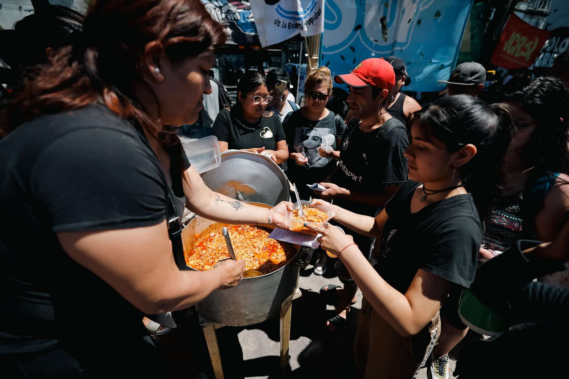 Organizaciones sociales reparten comida frente a la estación Plaza Constitución, una de las siete estaciones centrales de transporte de la ciudad, cerraba debido a una huelga este miércoles en Buenos Aires (Argentina). EFE/ Juan Ignacio Roncoroni